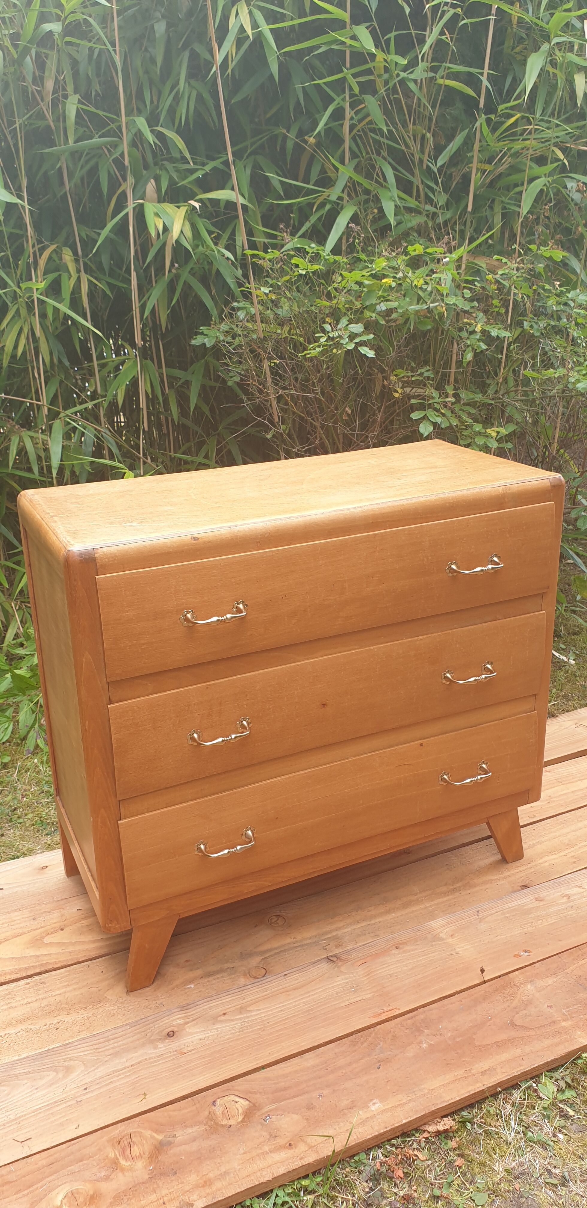 Dresser compass feet