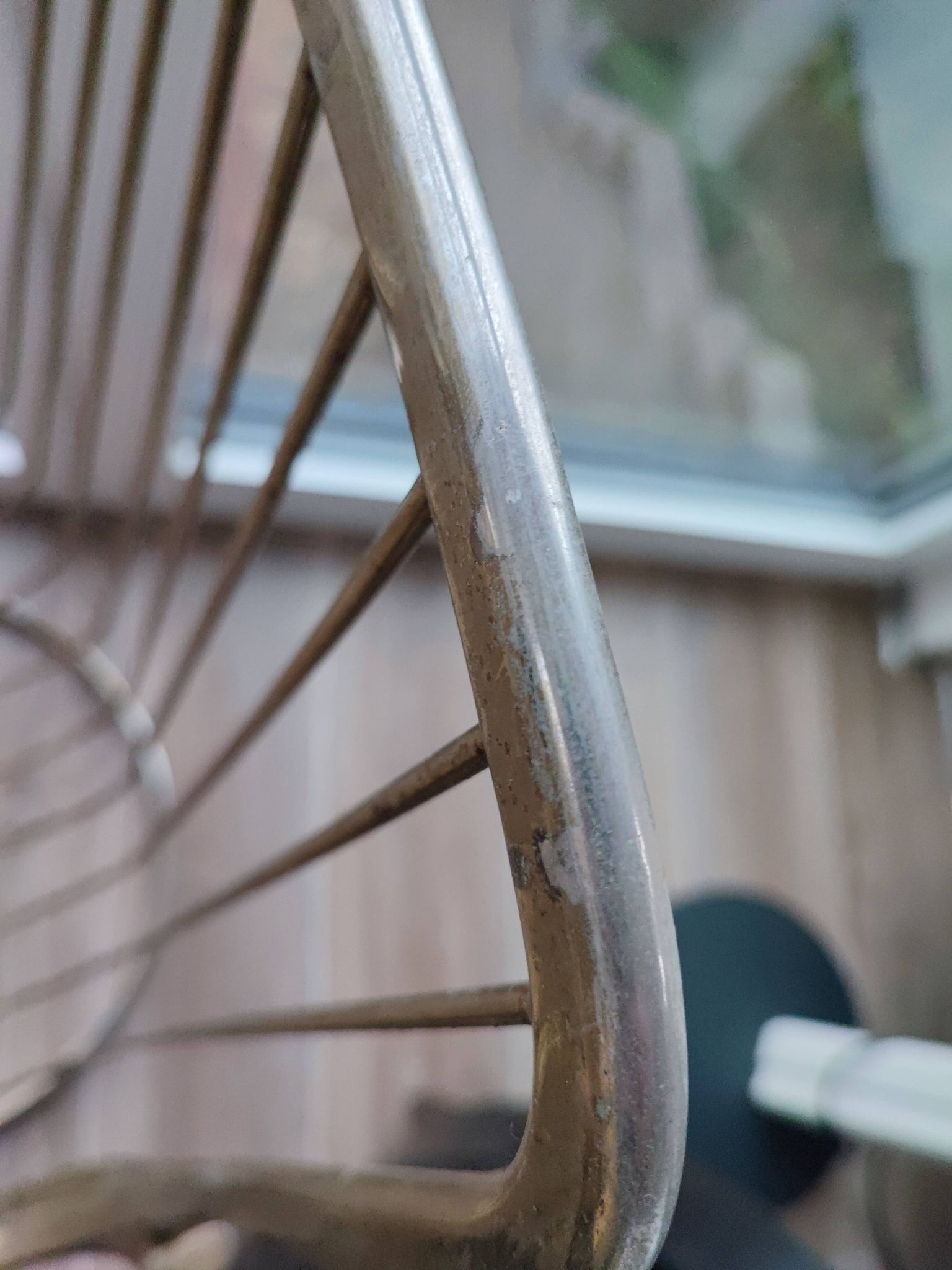 Chaise métallique tubulaire recouverte de dorure