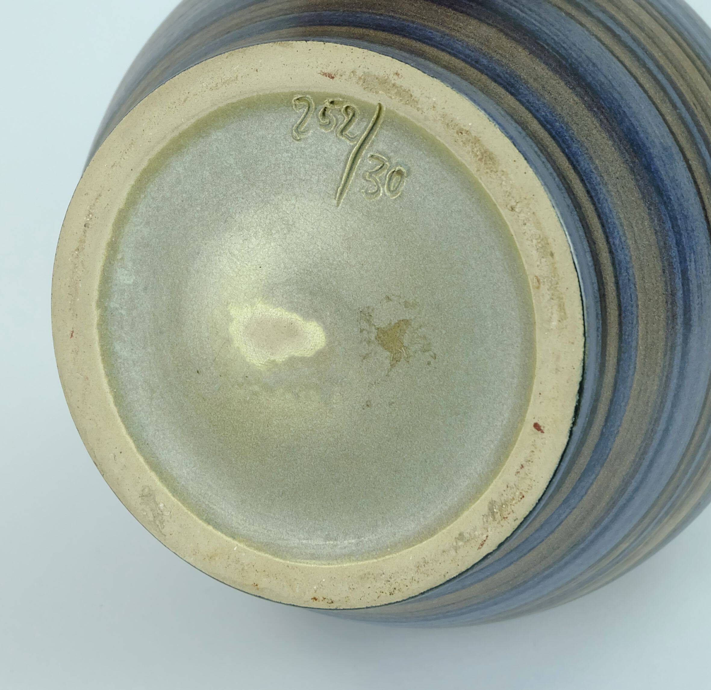 VASE en forme de cruche des années 1950 avec un motif rayé en bleu, marron et noir modèle 252/30