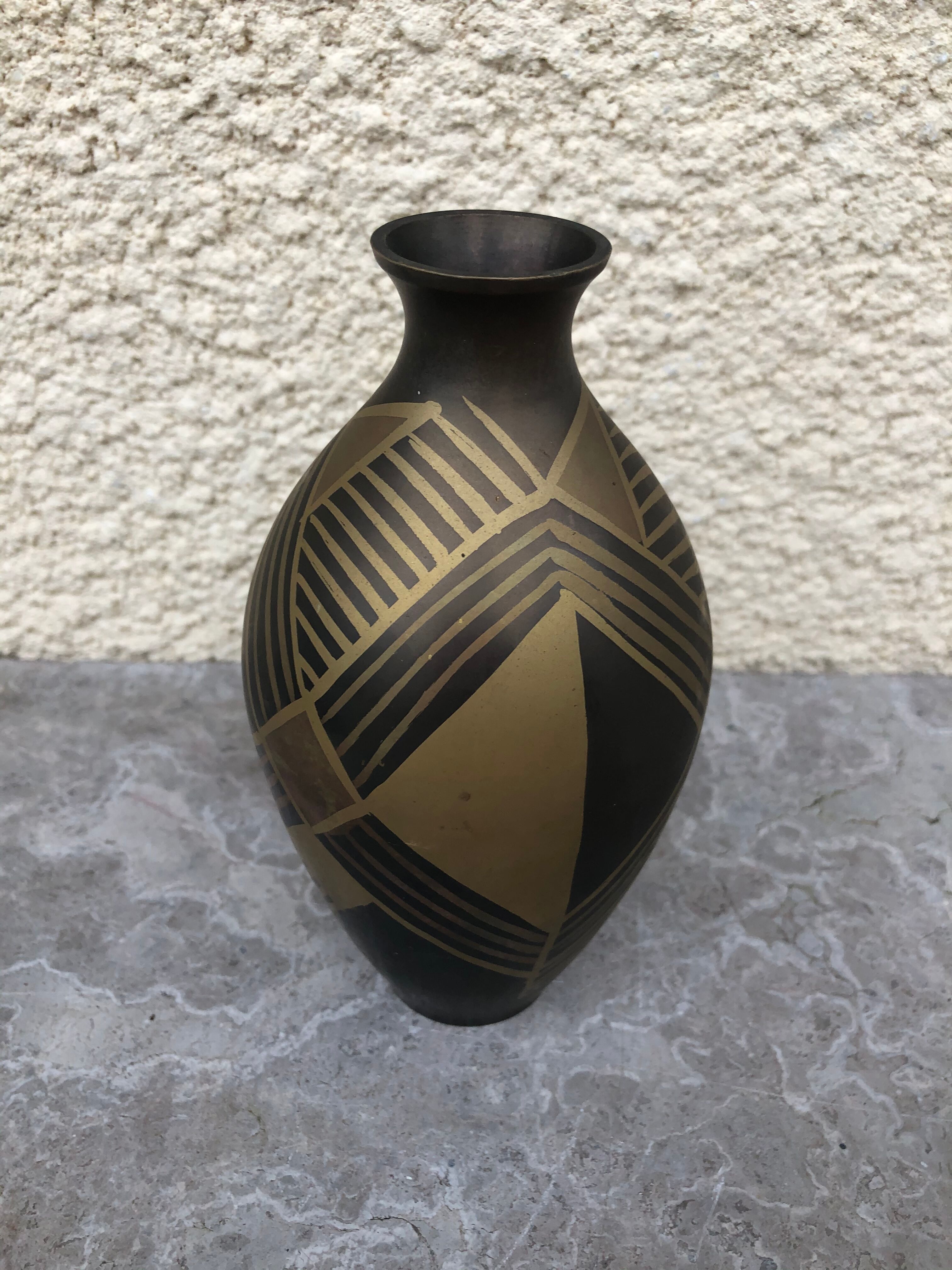 Vase art deco en dinanderie travail français vers 1930 1940