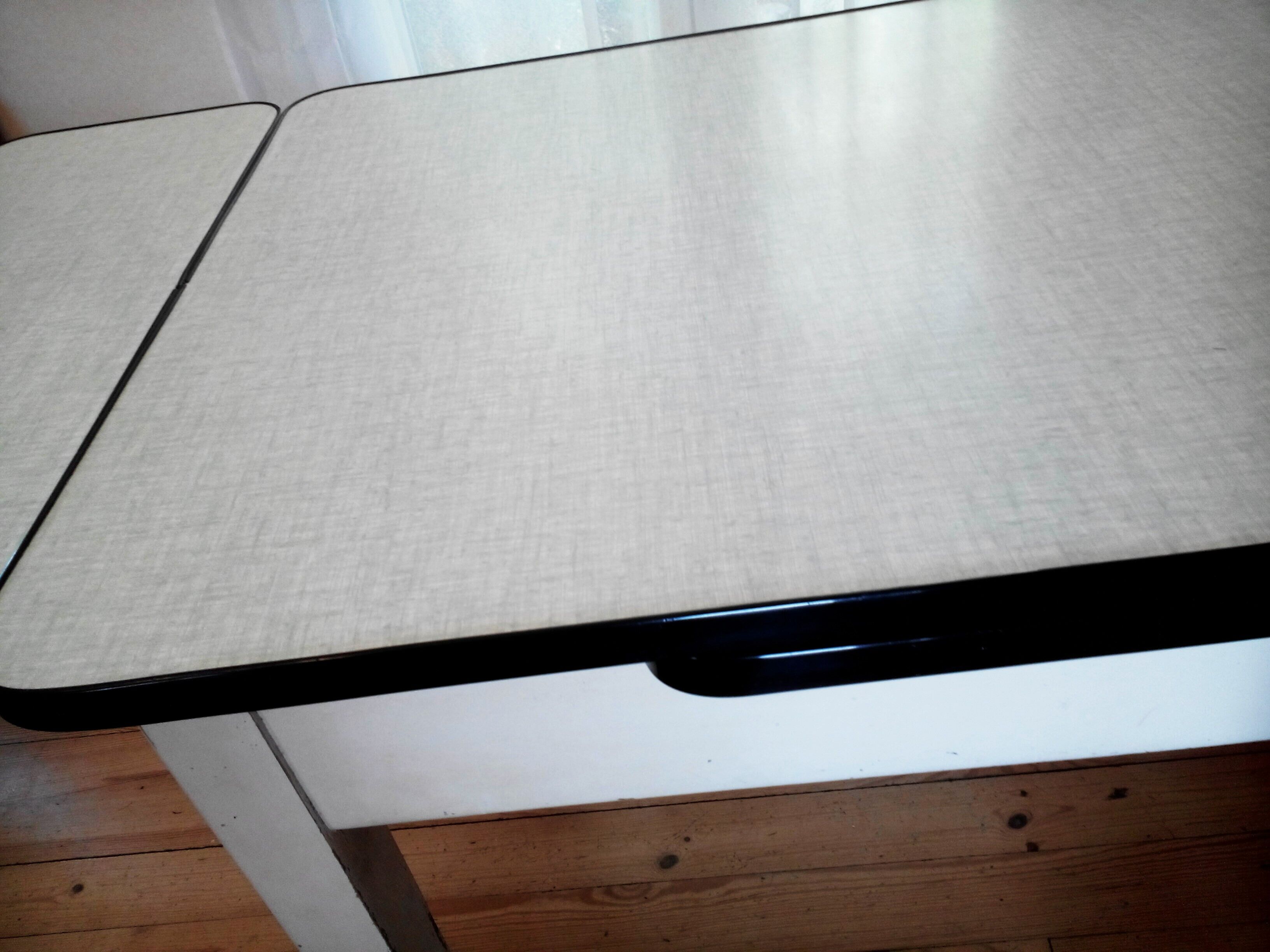 Table wood and formica
