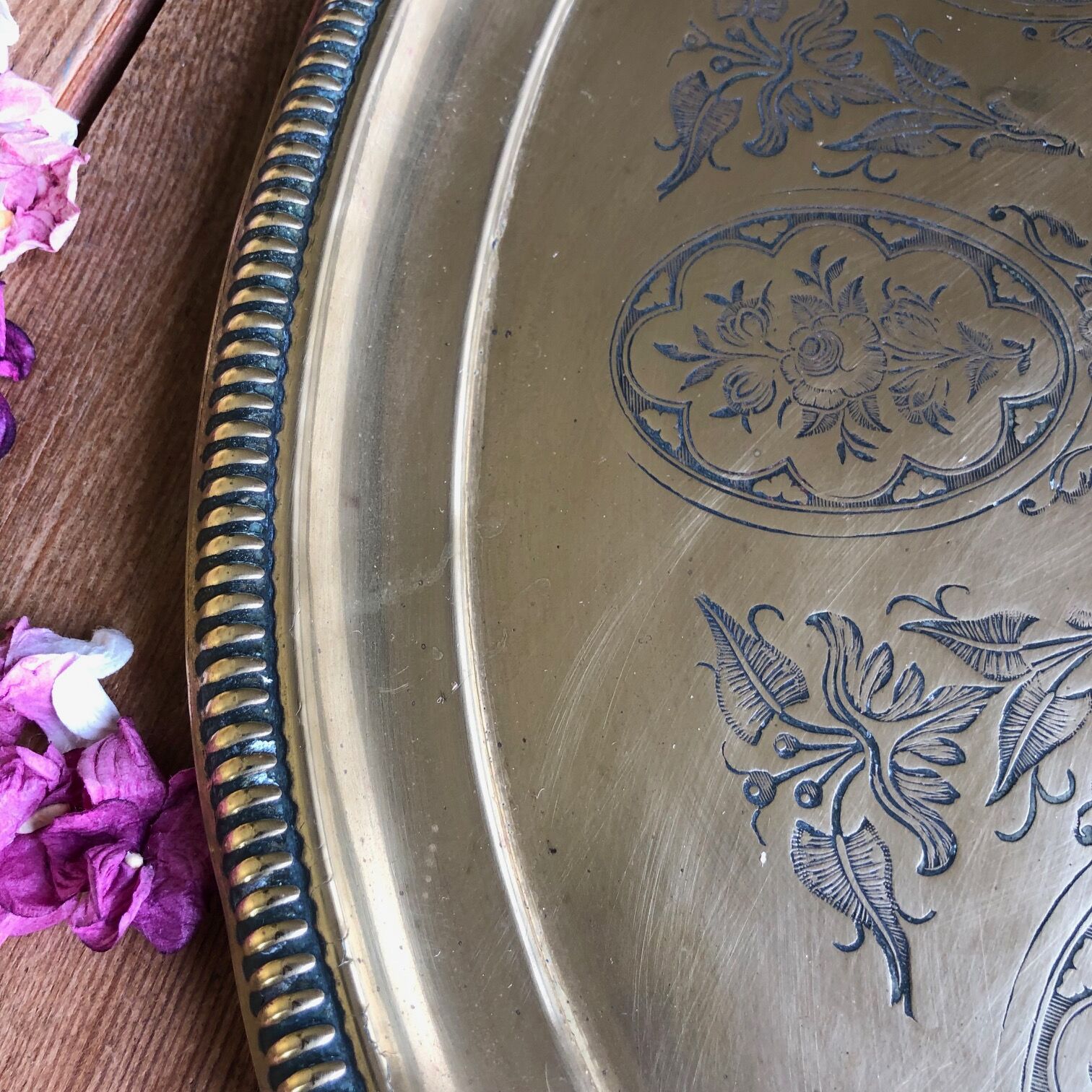 Oval tray in chiseled brass