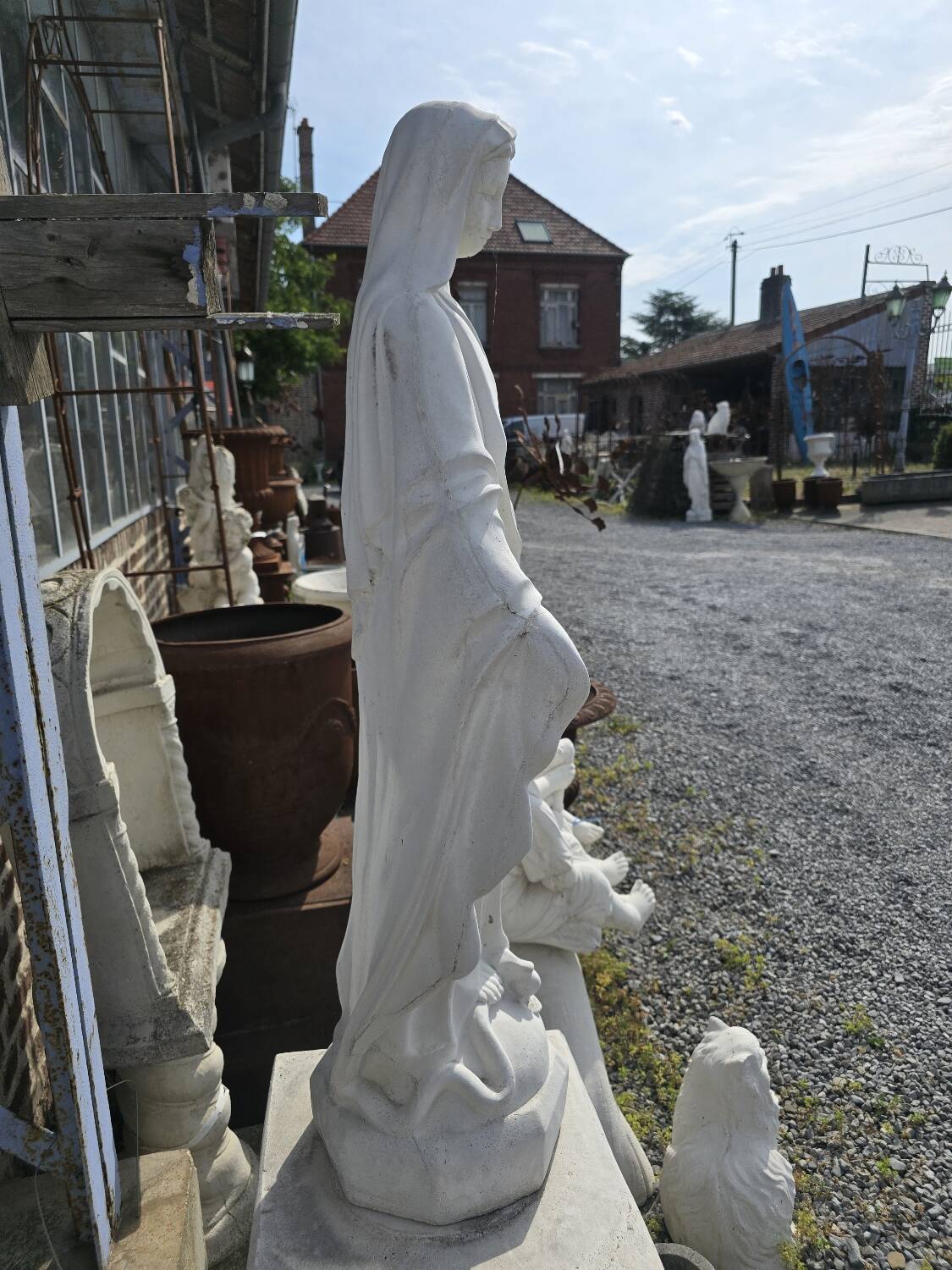 Statue de la Sainte Vierge en pierre