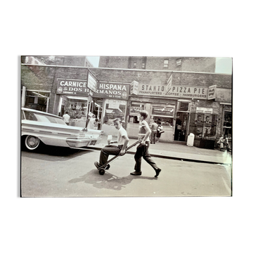 Little Italy – NYC 1964 Une scène de rue vivante et spontanée.