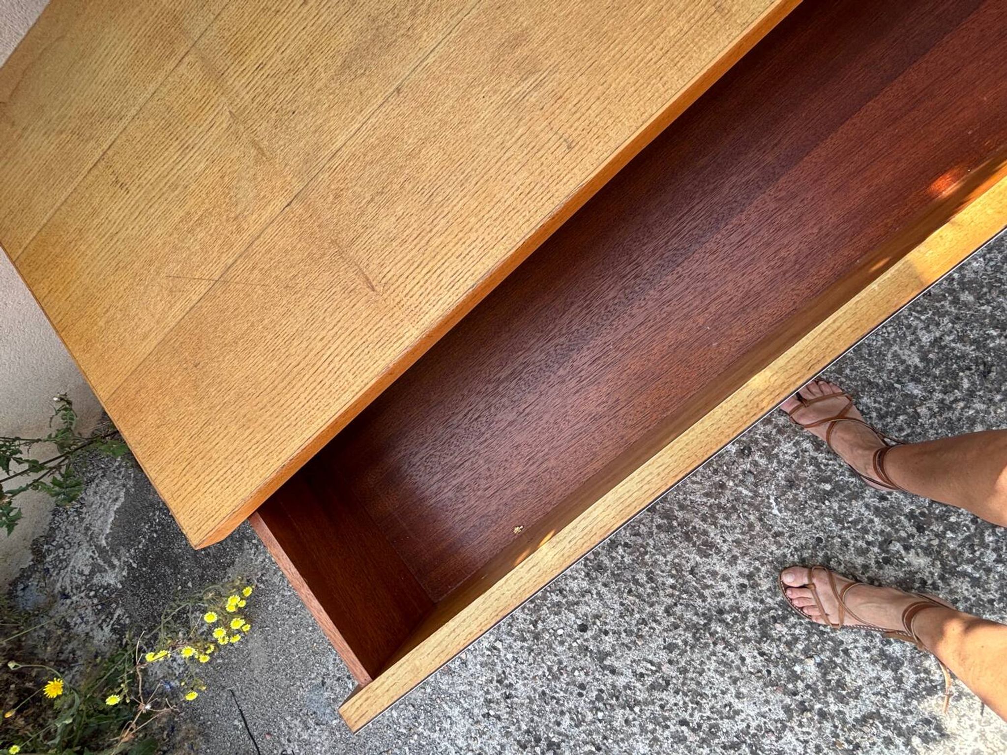 Commode années 70 chêne, laiton et placage blanc cassé