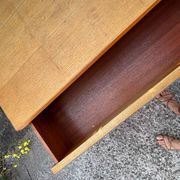Commode années 70 chêne, laiton et placage blanc cassé