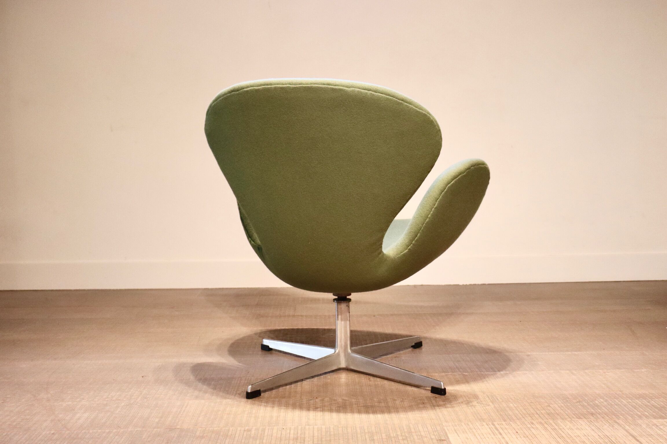 Early model 3320 Swan Chair by Arne Jacobsen for Fritz Hansen, 1950s
