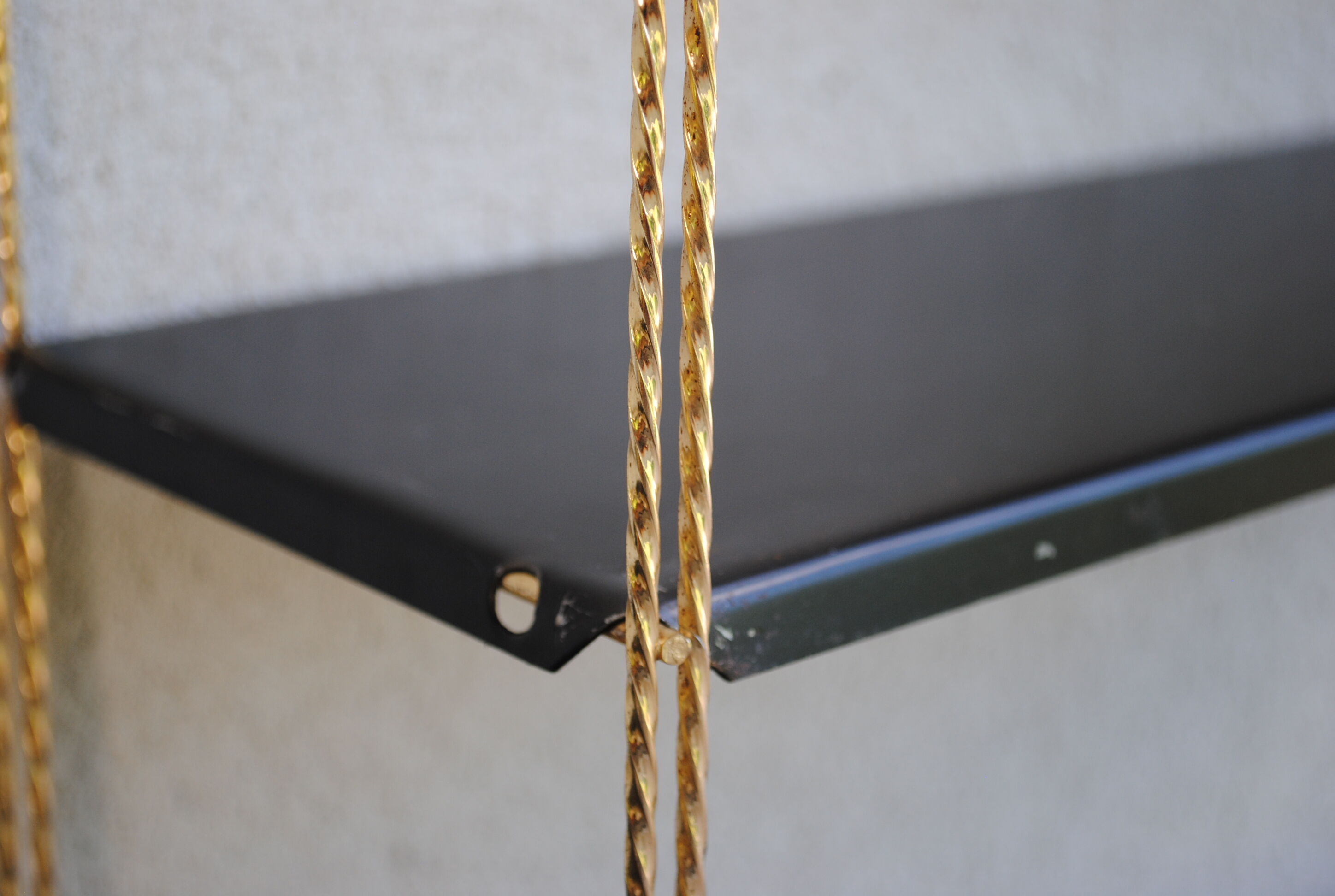 Shelf wall metal string