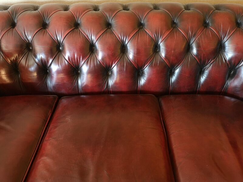 Three-seater burgundy burgundy leather chesterfield sofa