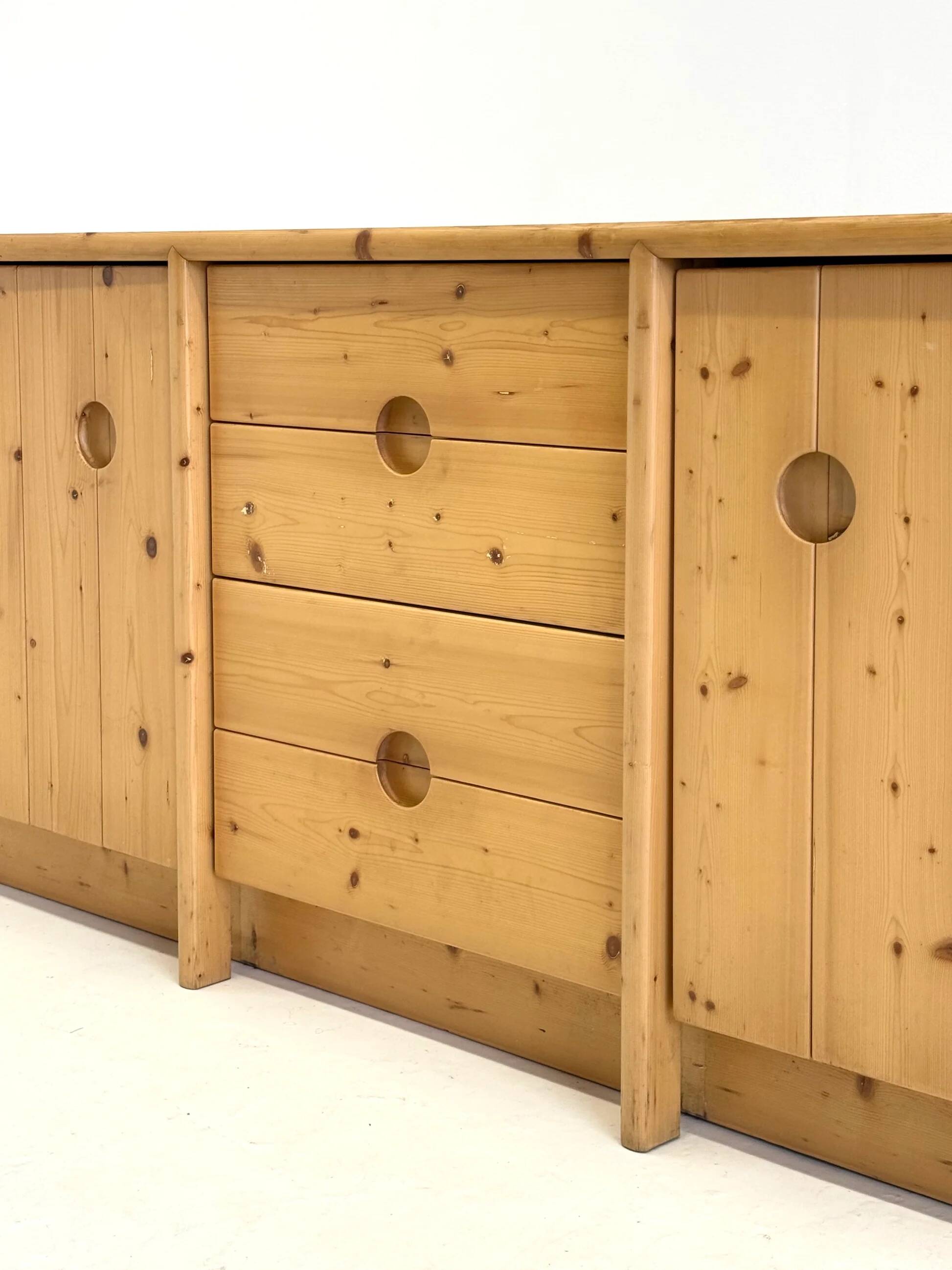 Buffet en pin par Charlotte Perriand pour Les Arcs