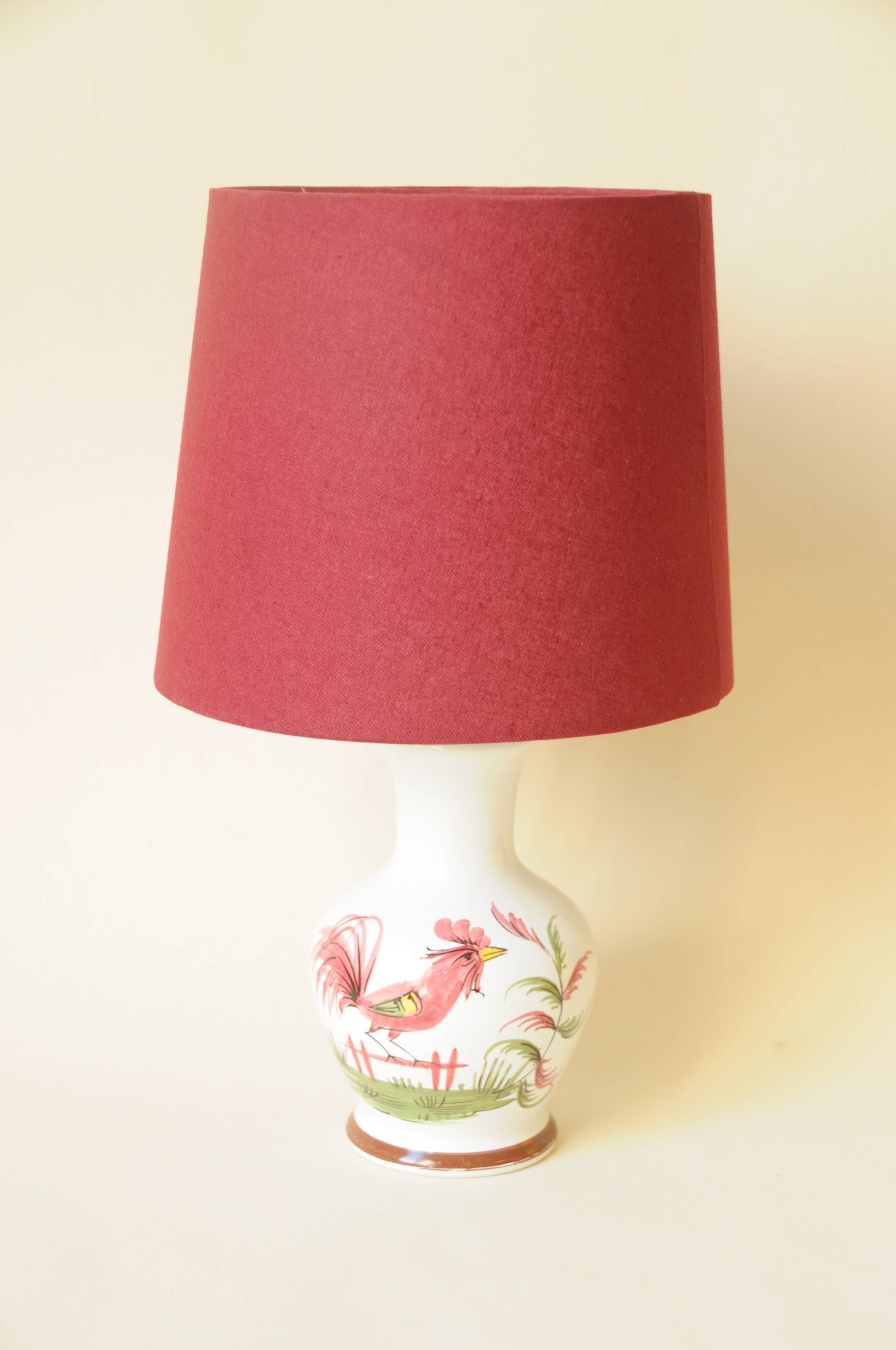 Lampe décor coq en céramique blanc et rouge bordeaux
