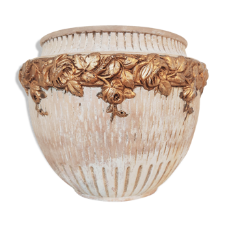 Terracotta pot cache golden flowers