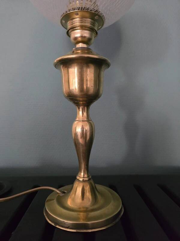Ancienne lampe à pétrole électrifiée et modernisée - globe strié