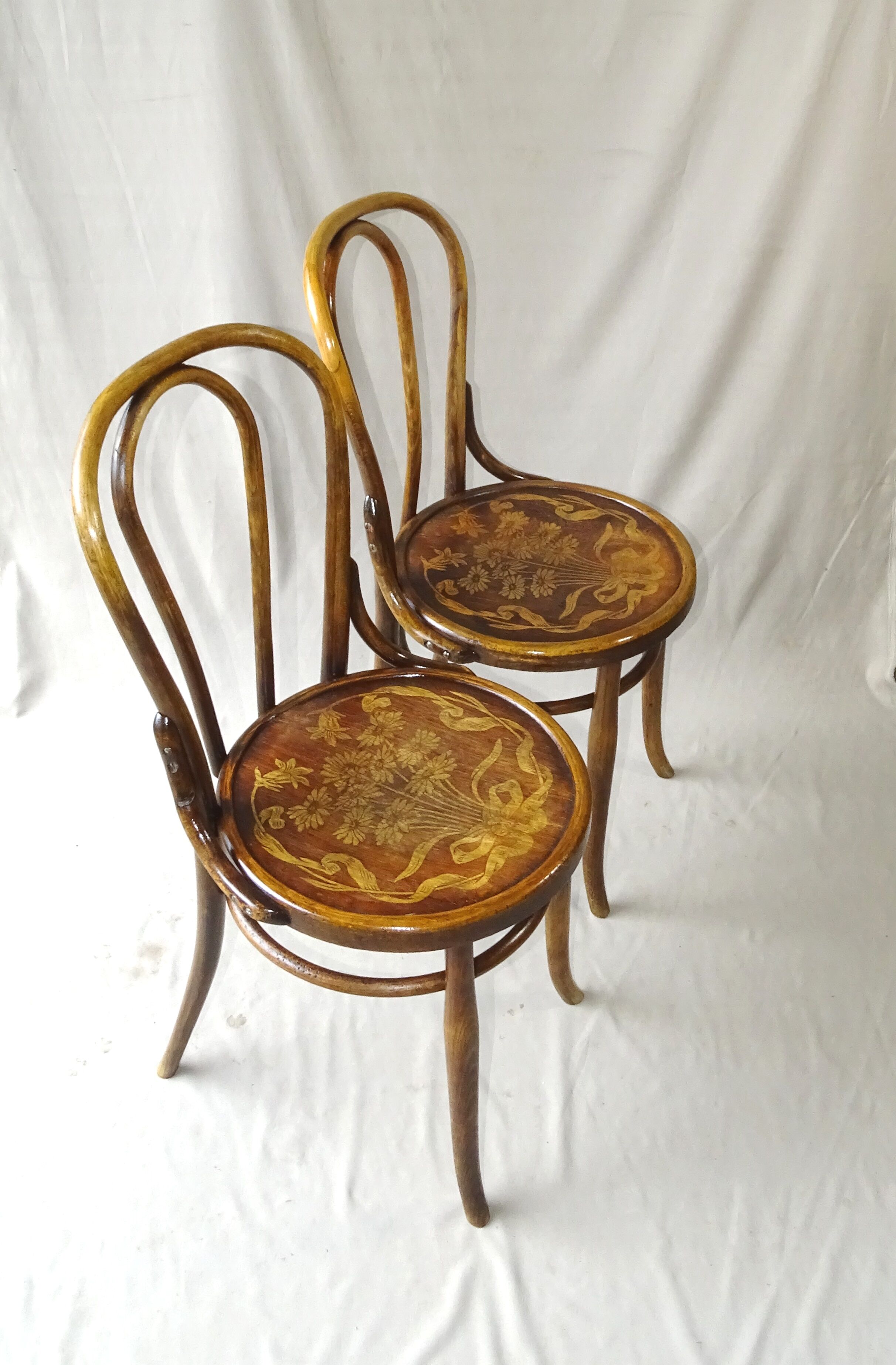 2 bistro chairs sitting wood flowers type 18 Wood- curved