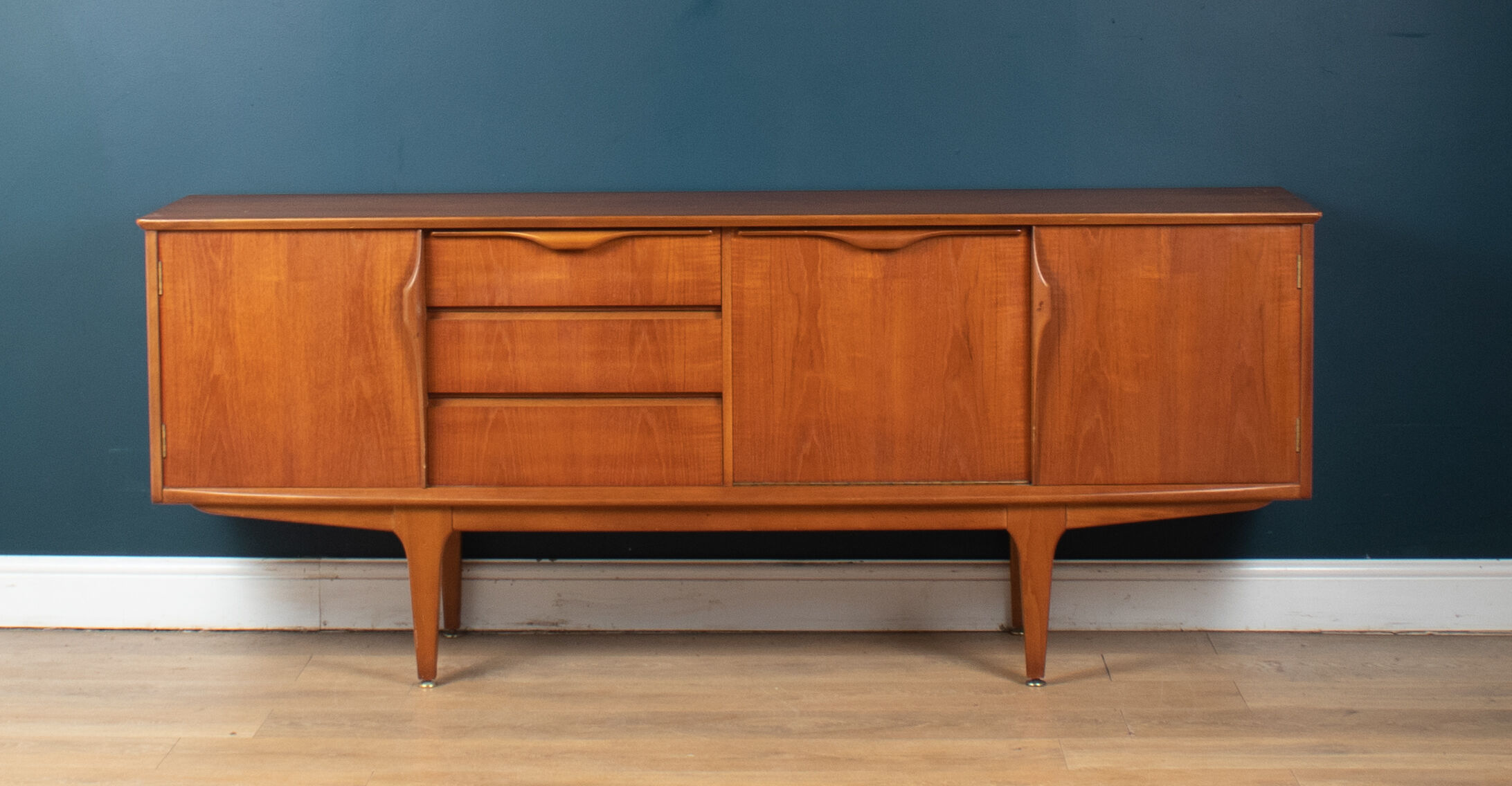 Enfilade Jentique en teck avec poignées pliées des années 1960s