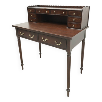Un bureau avec une chaise de style anglais. Après rénovation professionnelle.
