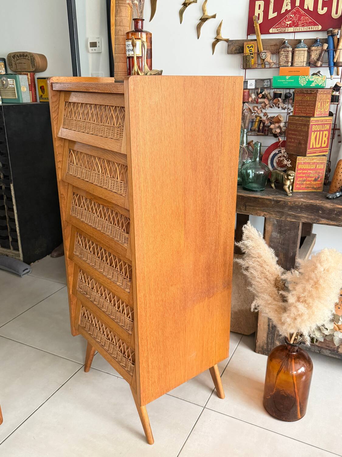 Vintage 1960s chest of drawers / chiffonnier with tapered legs and rattan.