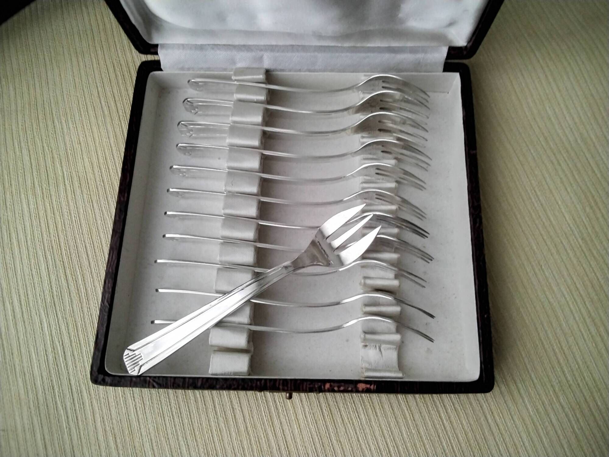 Box of 12 18 G silver-plated oyster forks