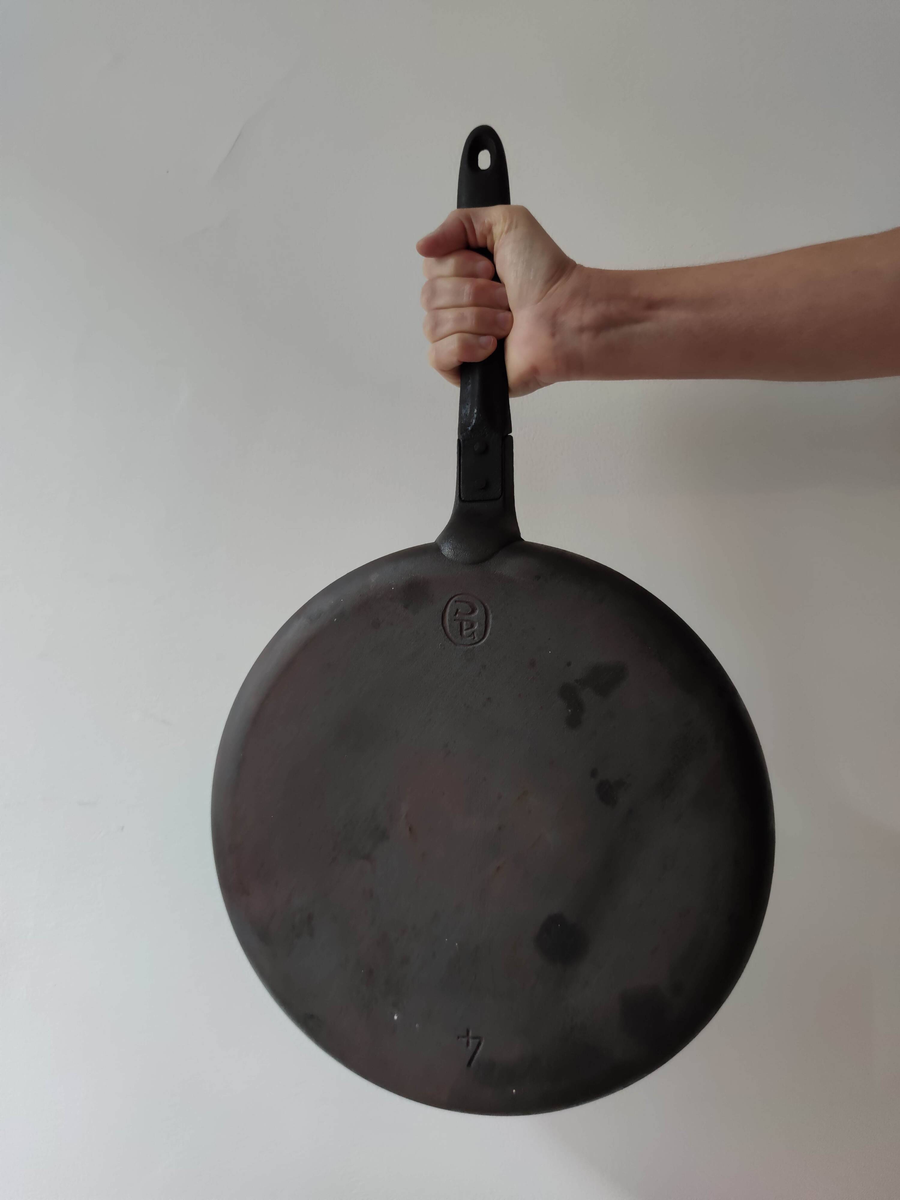 Cast iron pancake pan