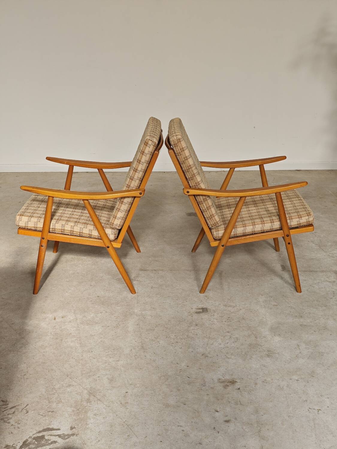 Pair of boomerang armchairs by antonin suman for ton (thonet)