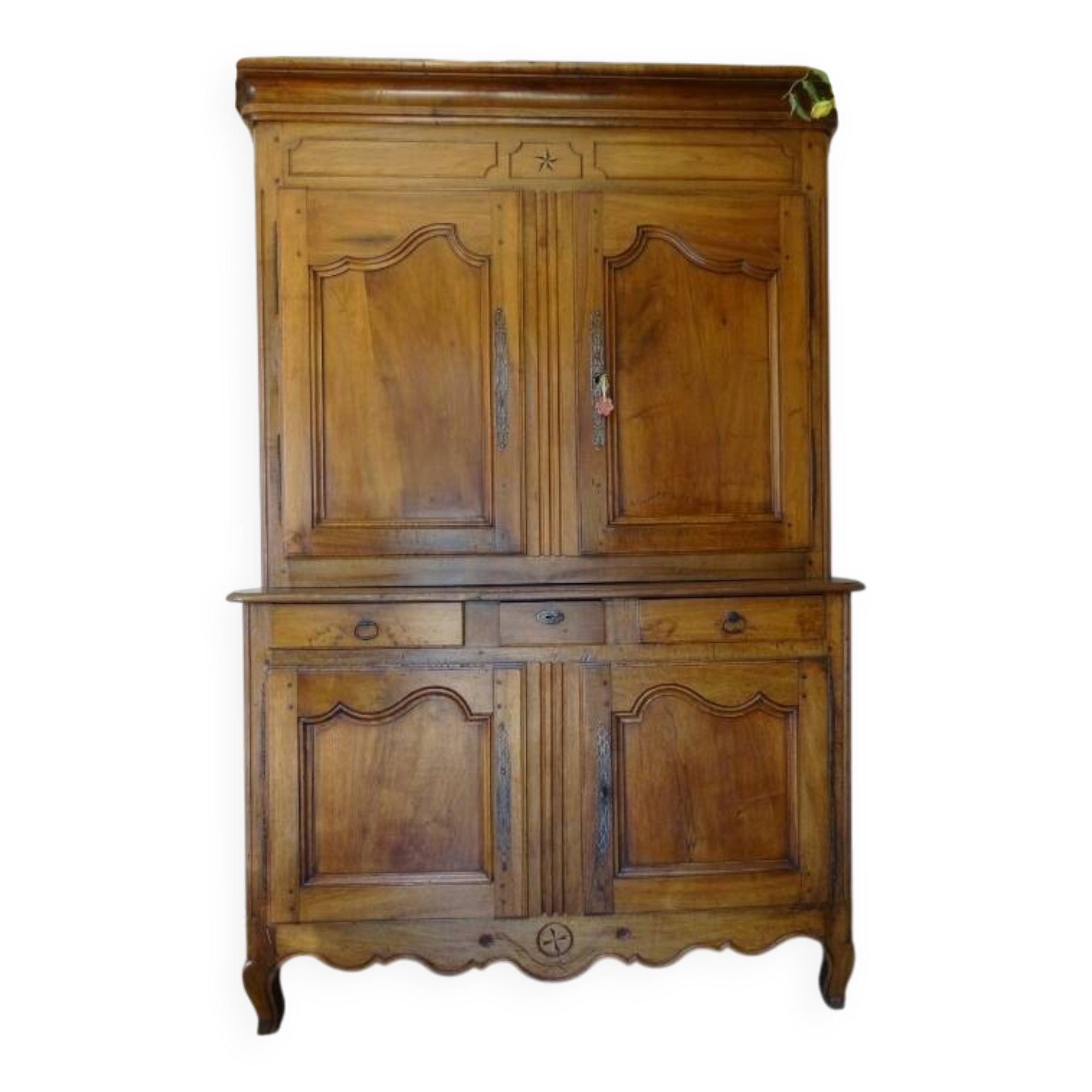 magnificent two-body buffet from the 18th century in walnut – an exceptional antique piece