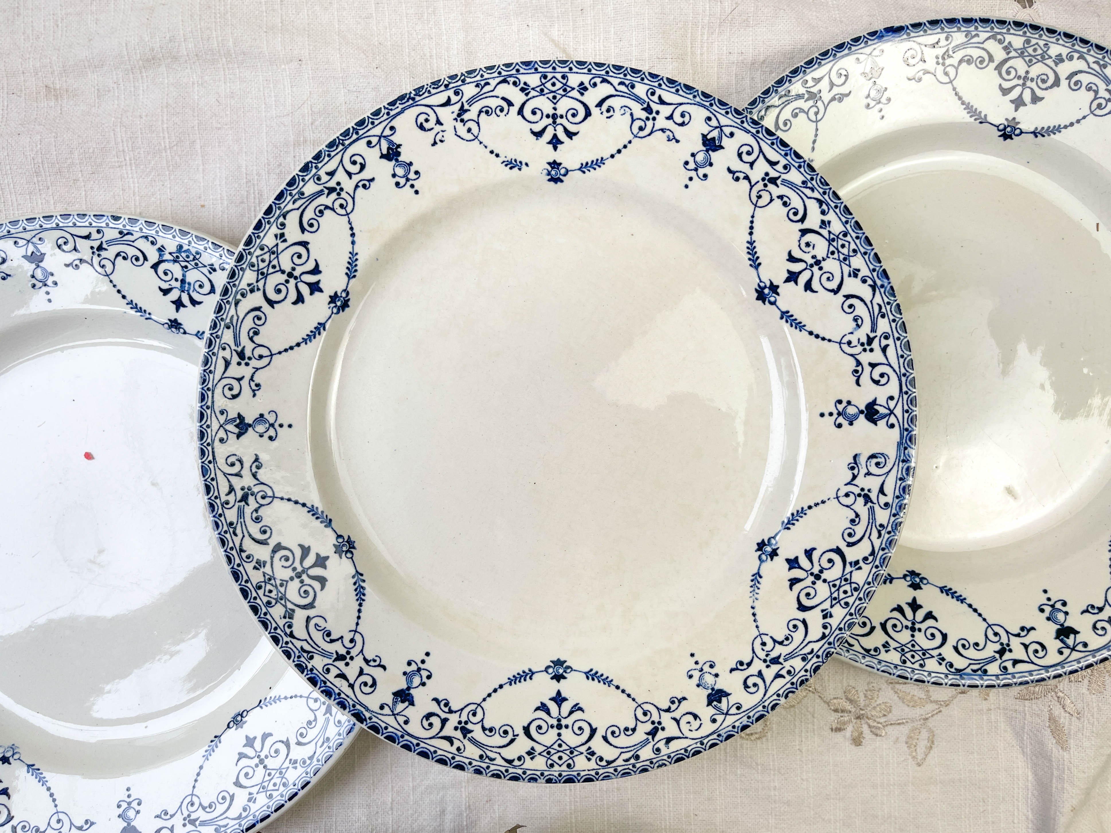 6 flat plates Terre de Fer blue red mismatched