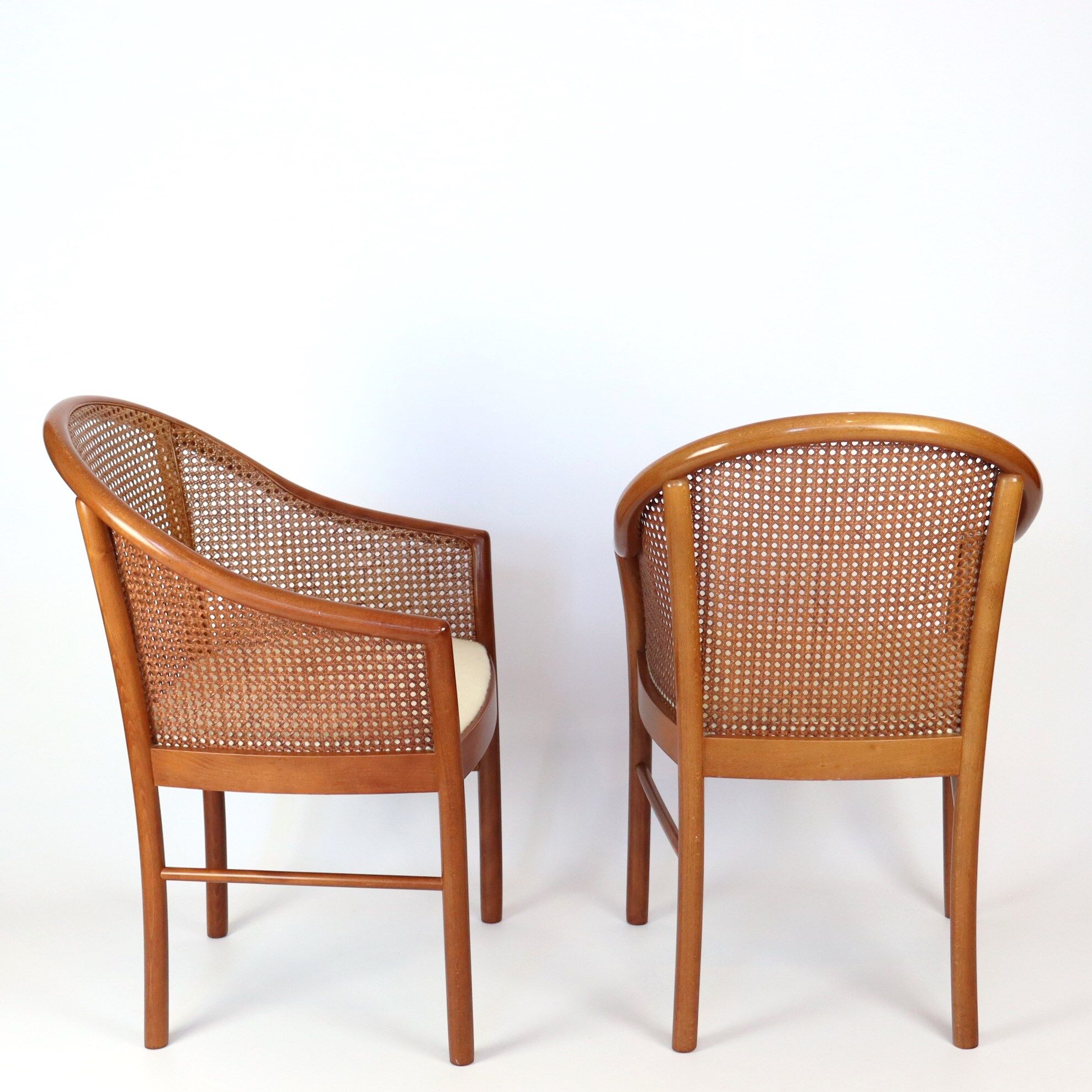 Paire de fauteuils en cannage