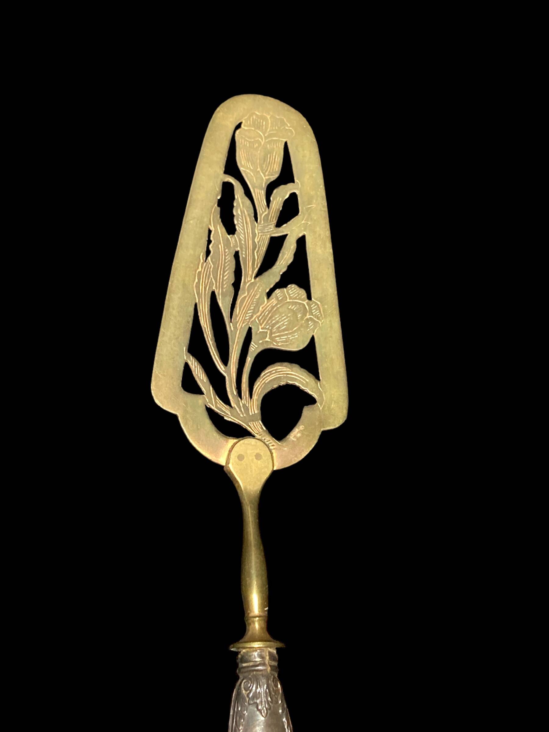 Gold metal pie server