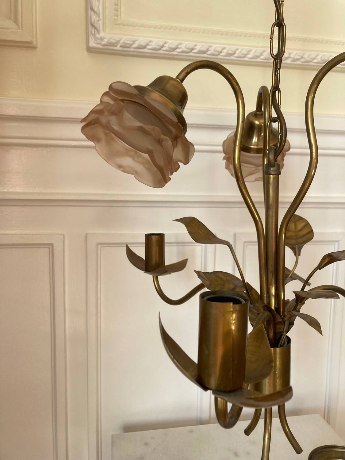 Set of chandelier and 2 wall lights in gold metal and glass roses