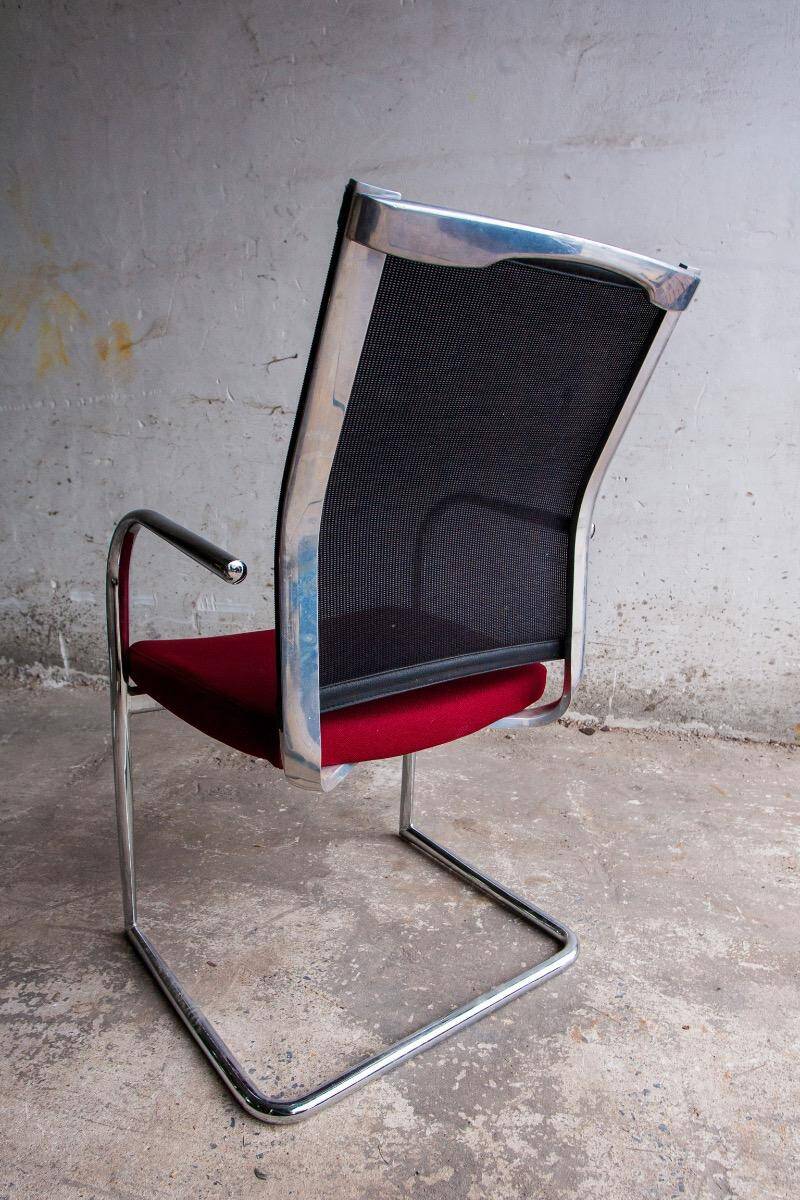 Lot de 4 chaises cantilever avec assise bordeaux et dossier en maille