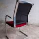 Lot de 4 chaises cantilever avec assise bordeaux et dossier en maille