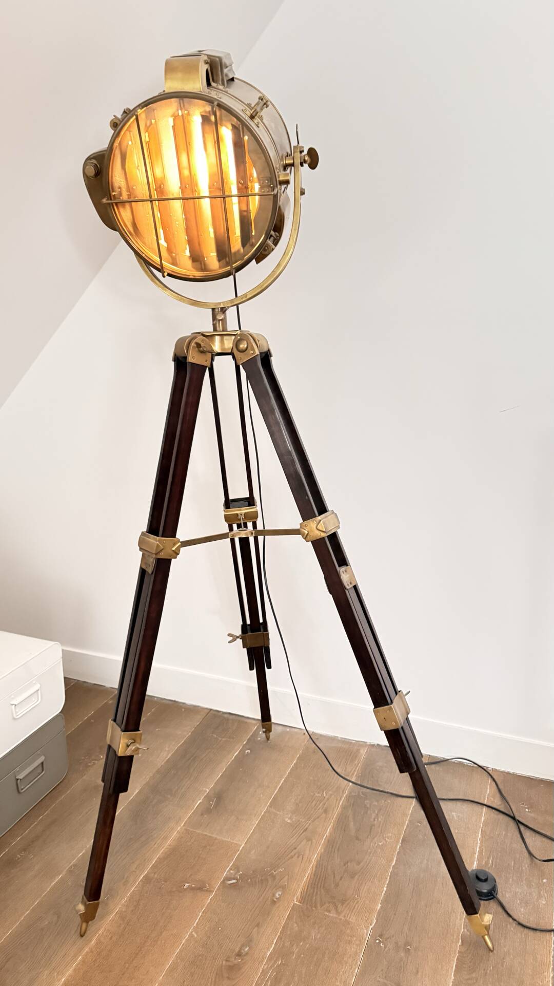 Lampe projecteur marine Maison Coloniale – laiton et acajou mas