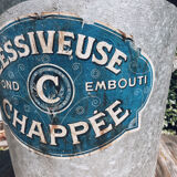Lessiveuse ancienne en zinc avec son étiquette d’origine et son couvercle.