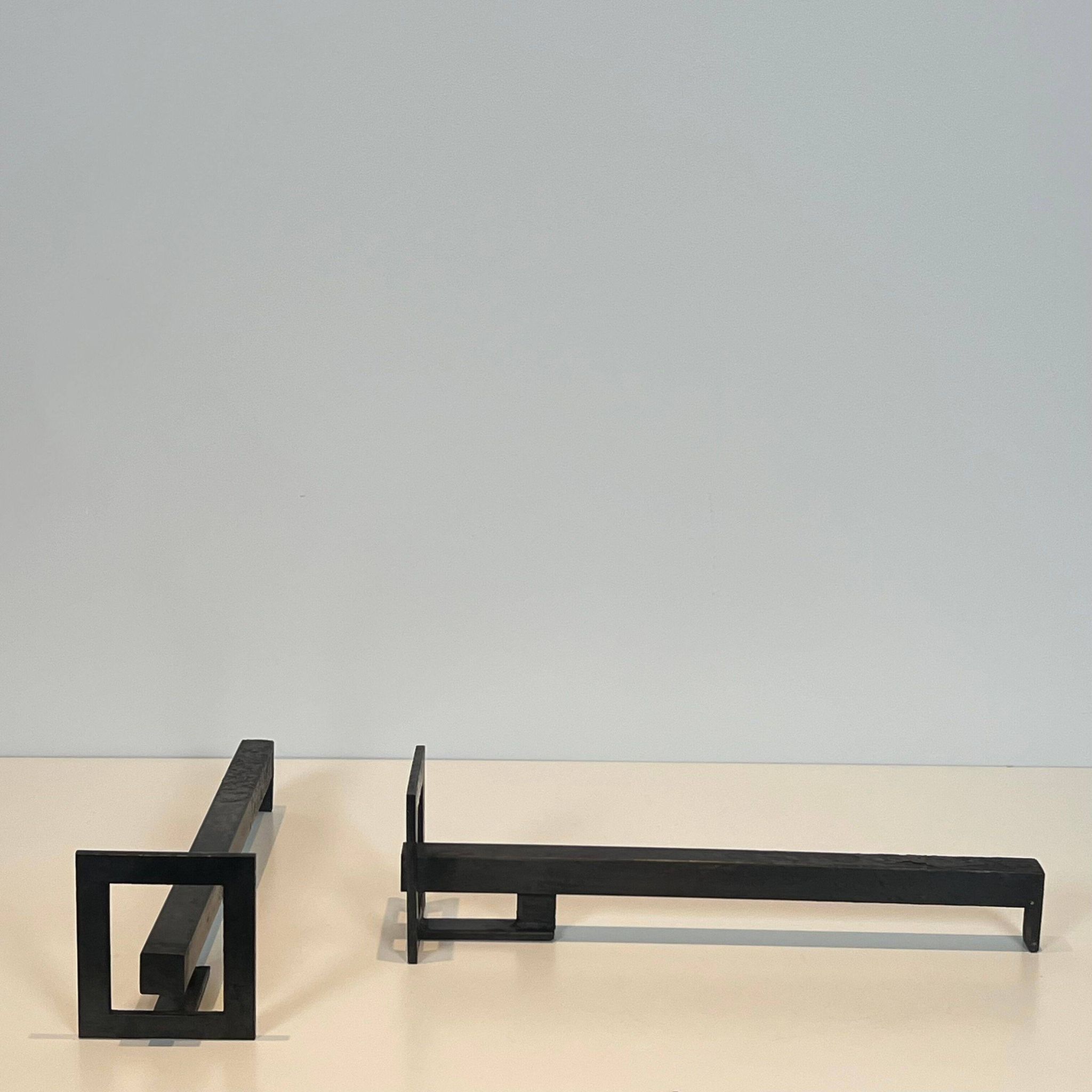Paire de chenets modernistes en acier et fer forgé