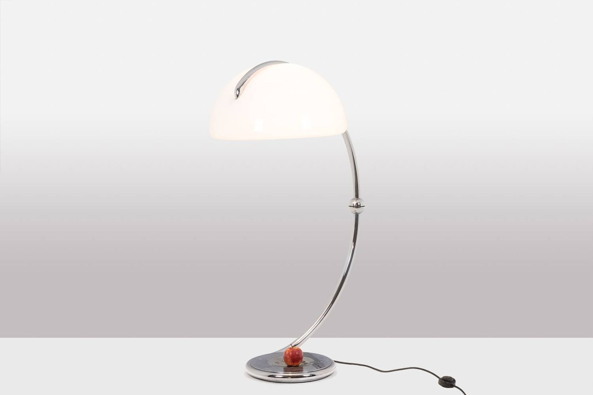 Lampadaire en métal chromé Elio Martinelli, années 1970