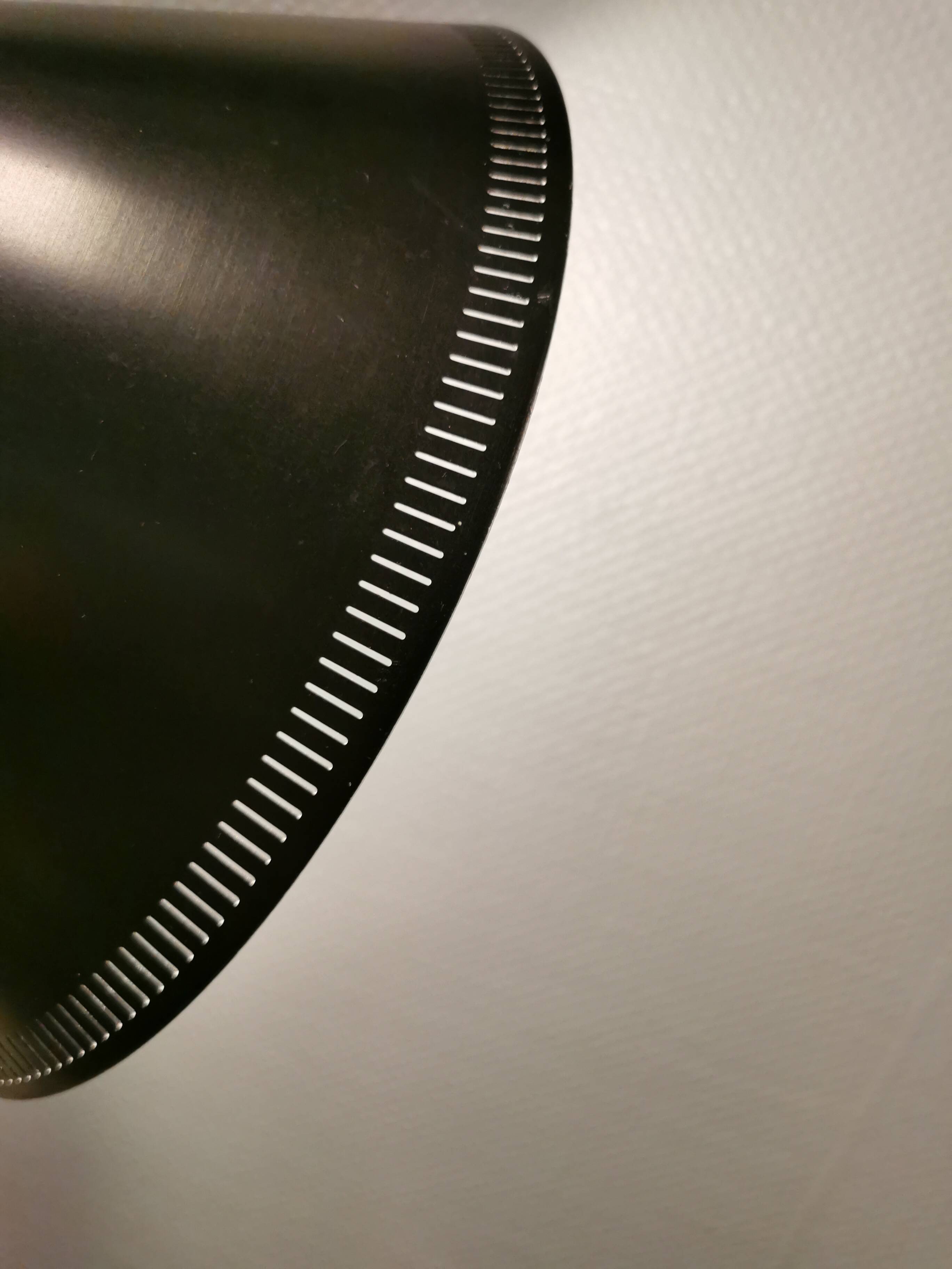 Suspension cône produite par le danois Lyfa en belle laque noire avec abat-jour perforé et dessus en laiton.