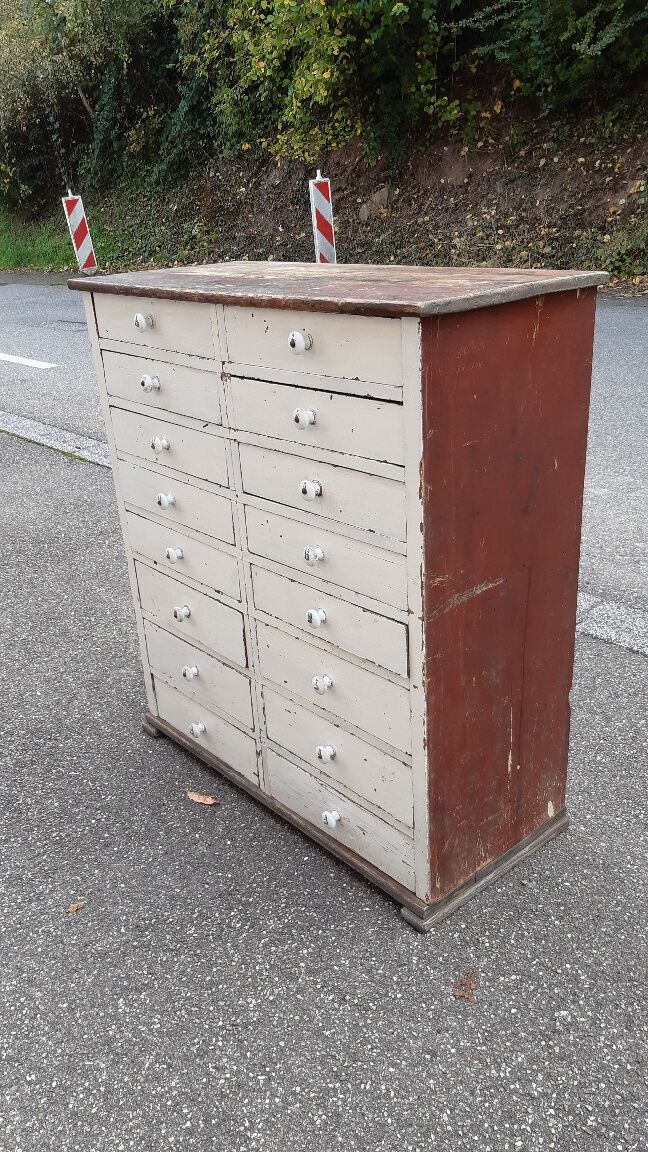 Workshop cabinet with drawers