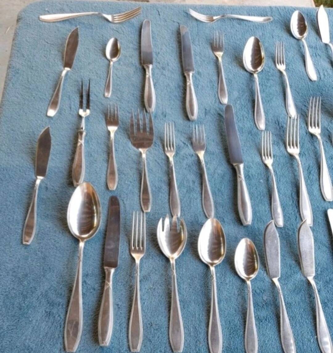 Silverware set for 6 place settings, weighing 4 kilos.