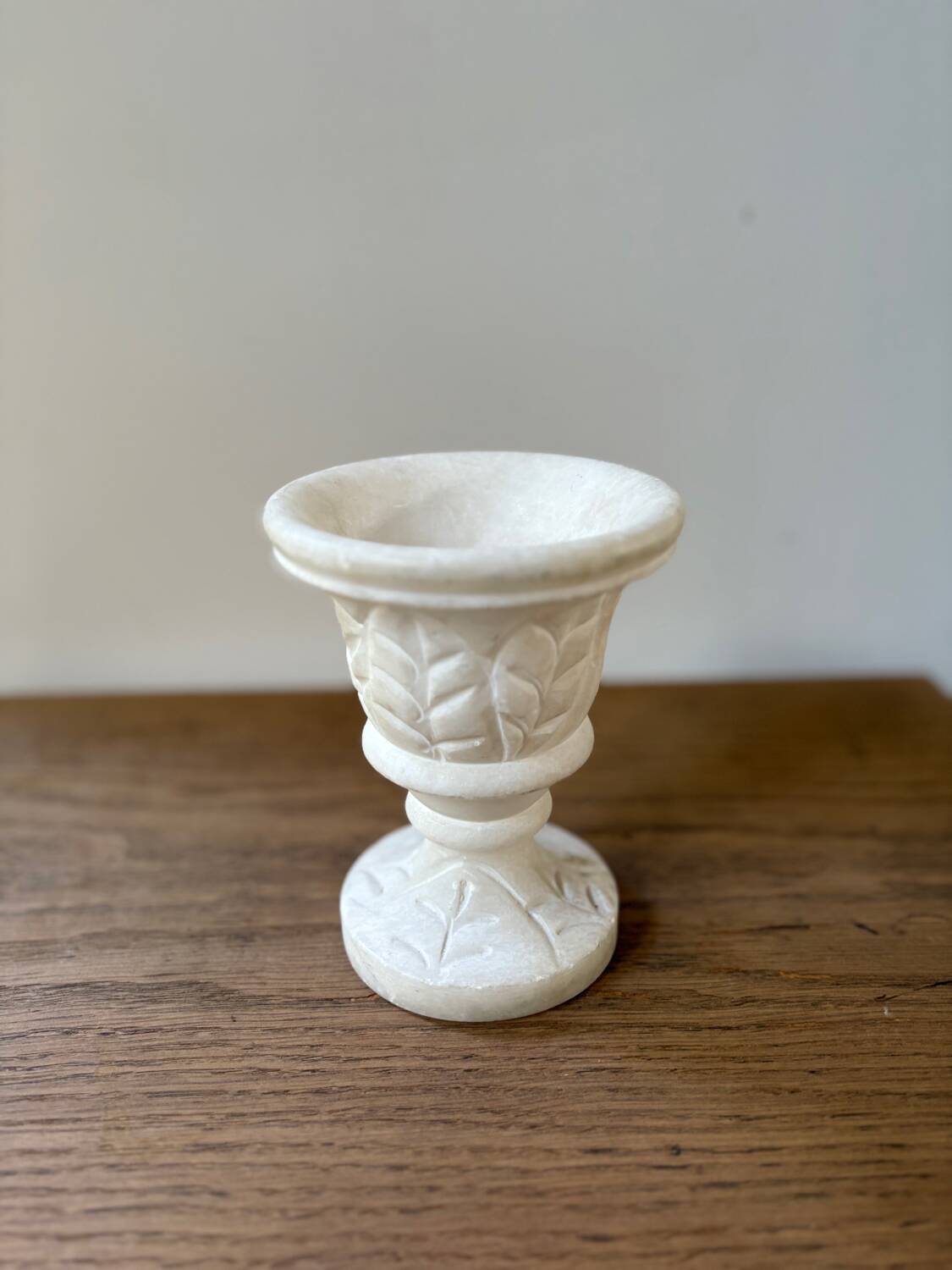 Vase en albâtre sculpté vintage