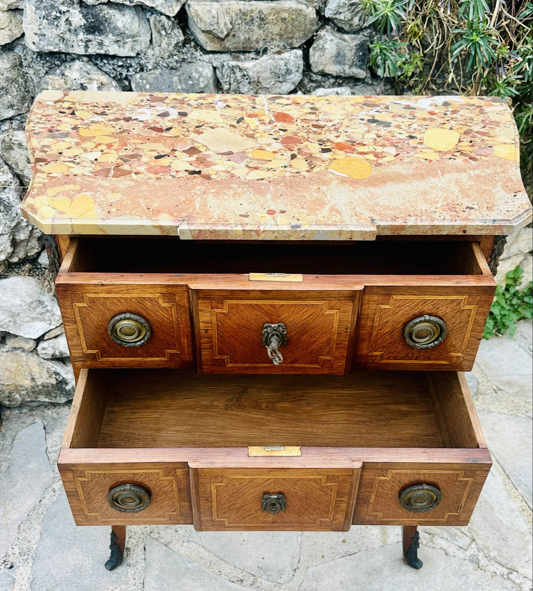 Commode sauteuse à ressaut en Marqueterie de bois de style Transition 