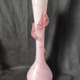 Grand vase rose bonbon verre filé soufflé /décor de feuilles
