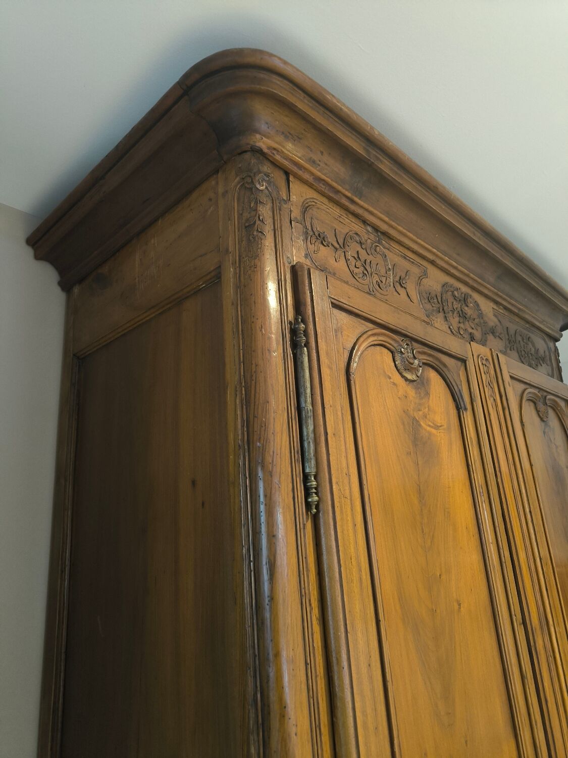 Walnut Louis XV wardrobe from the 18th century.
