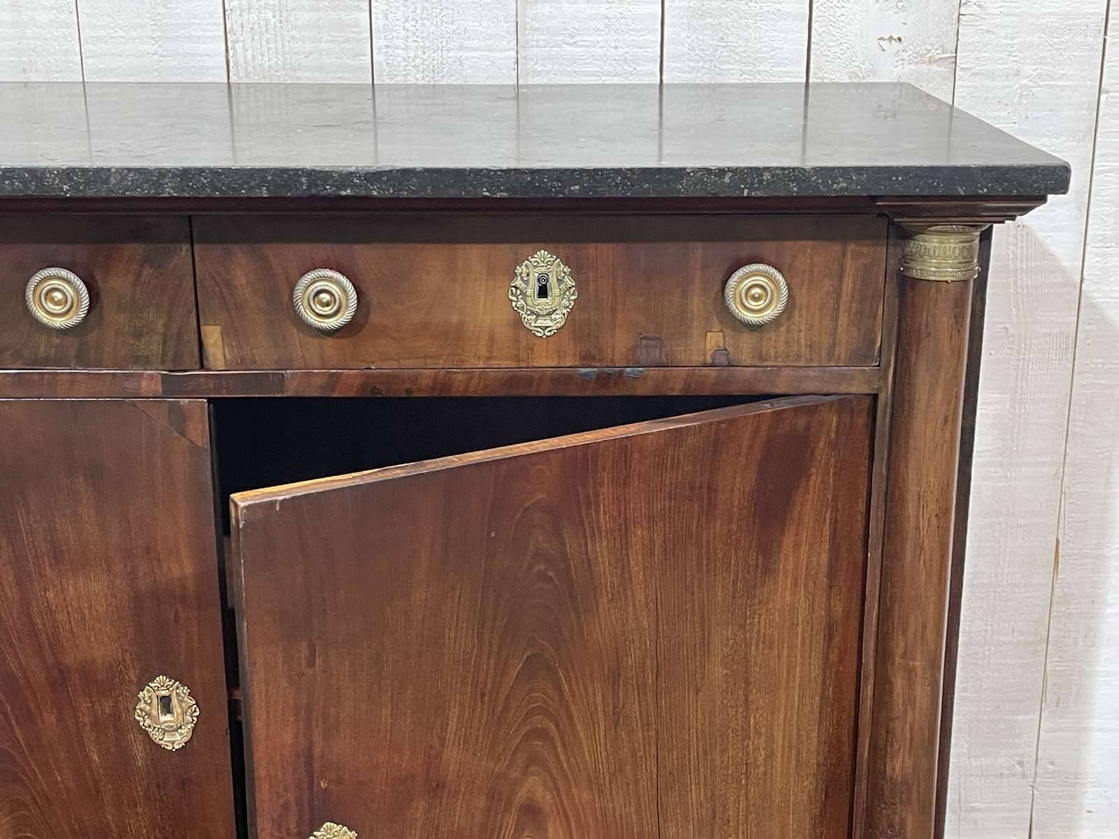 Buffet Empire début XIXème en acajou et dessus marbre noir