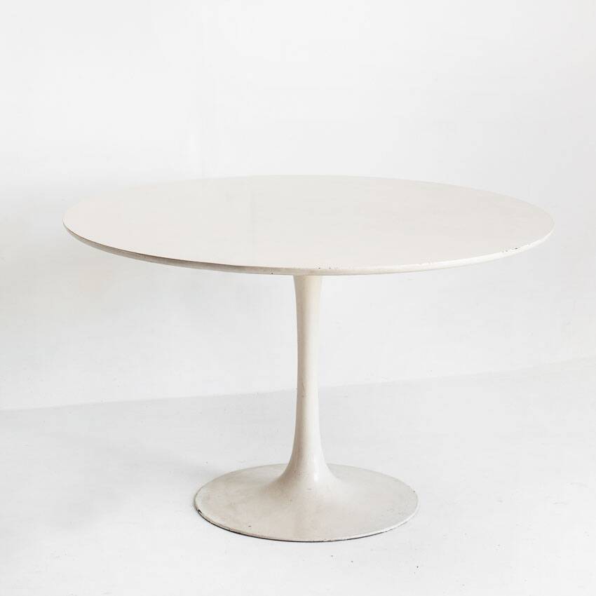 Vintage round table with tulip foot by Maurice Burke for Arkana. Aluminum + lacquered wood. United Kingdom, 60