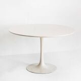 Vintage round table with tulip foot by Maurice Burke for Arkana. Aluminum + lacquered wood. United Kingdom, 60
