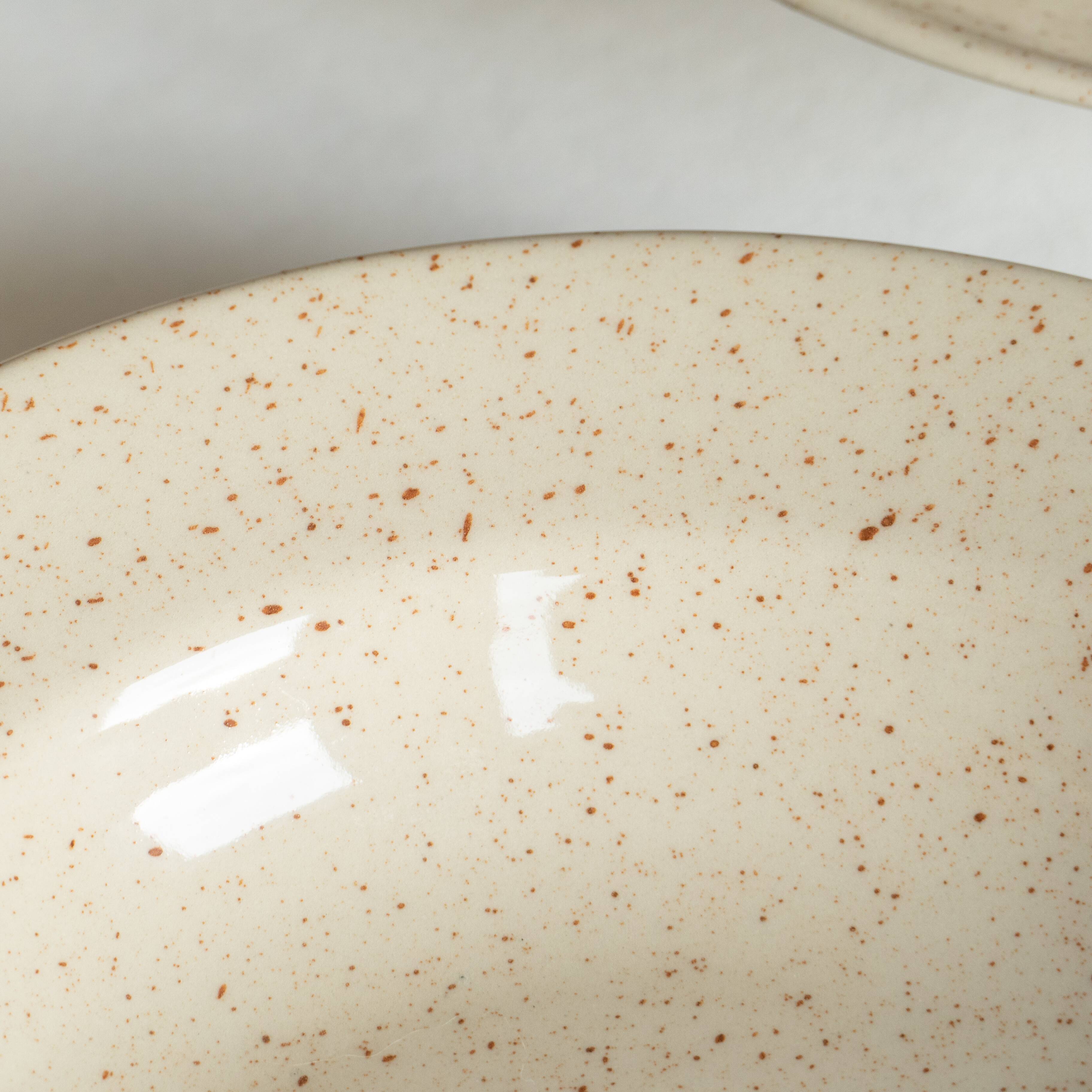 6 plates in speckled beige stoneware