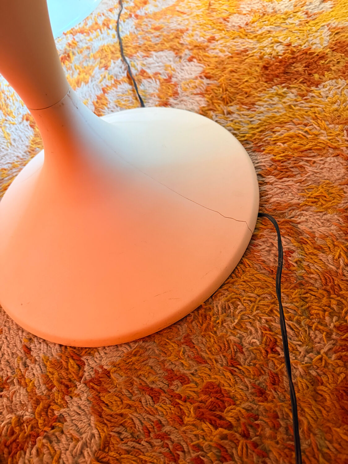 Table and tulip leg chair, vintage space age from the 70s.