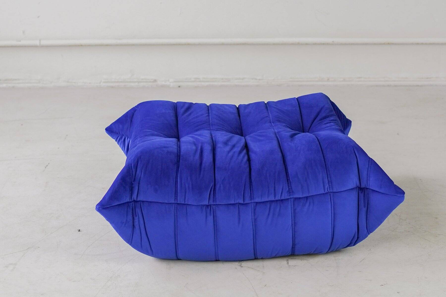 Pouf Togo bleu marine de Michel Ducaroy pour Ligne Roset