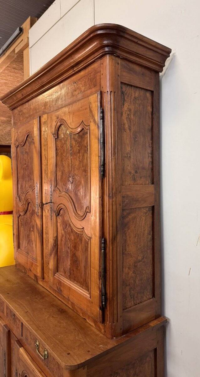 Bressan buffet with two bodies from the Louis XV period in walnut and elm.