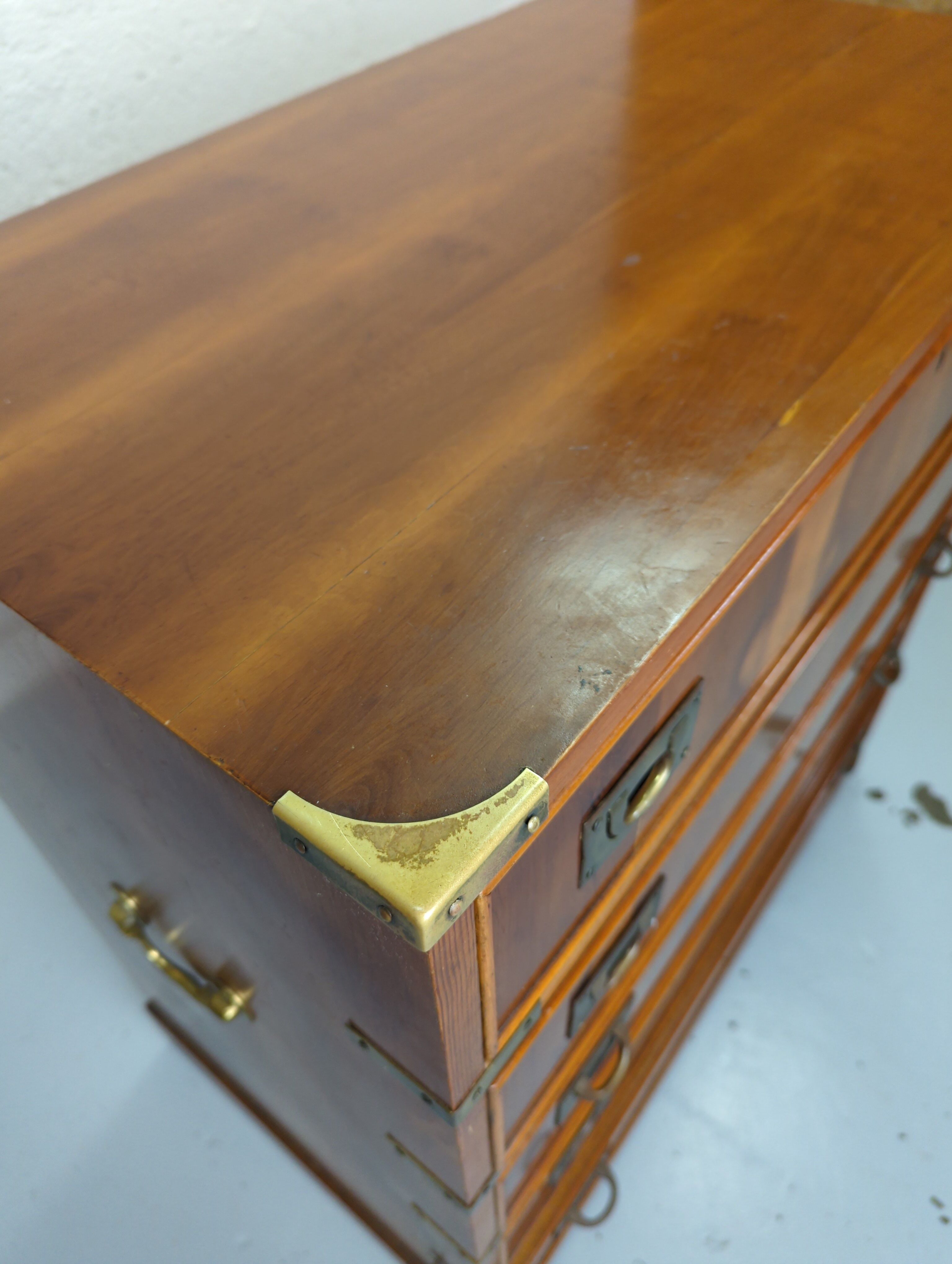 Commode marine secretary